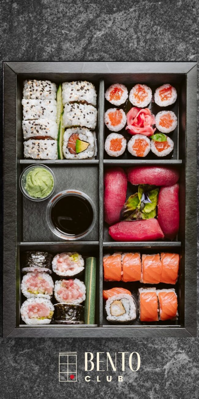 Bento box con riso, verdure e sushi, disponibile per asporto a Genova