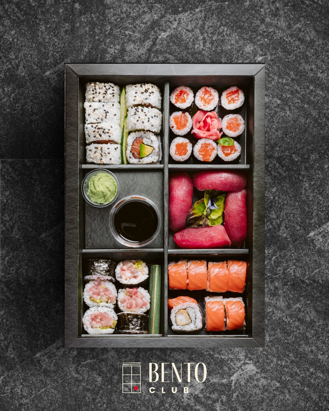 Bento box con riso, verdure e sushi, disponibile per asporto a Genova