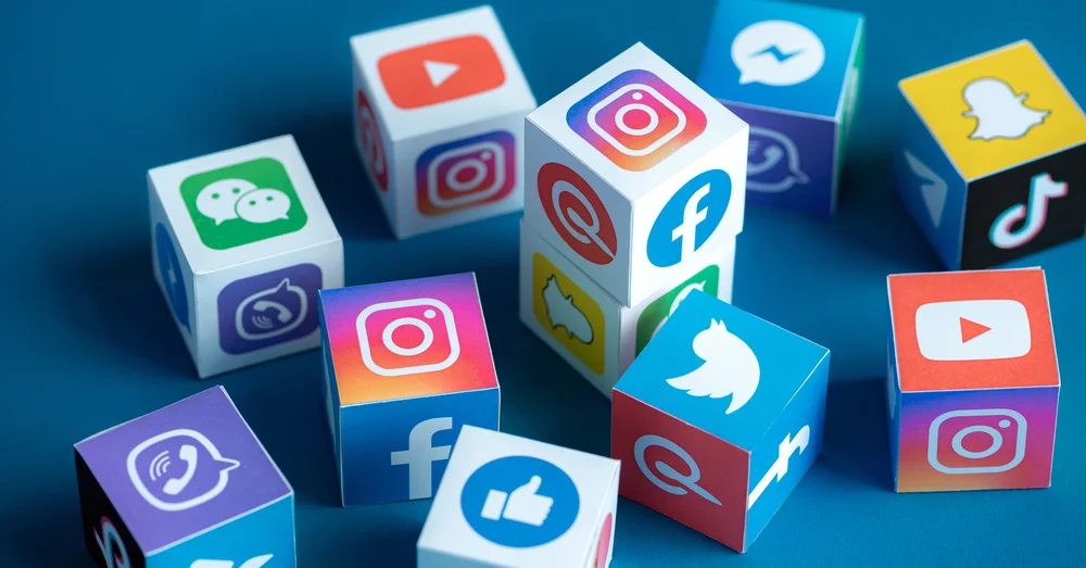 Strategie di social media marketing per aziende locali a Genova – grafica promozionale di Kroma Studio